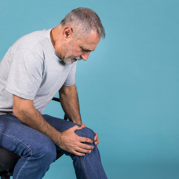 Old man suffering pain due to no physiotherapy 