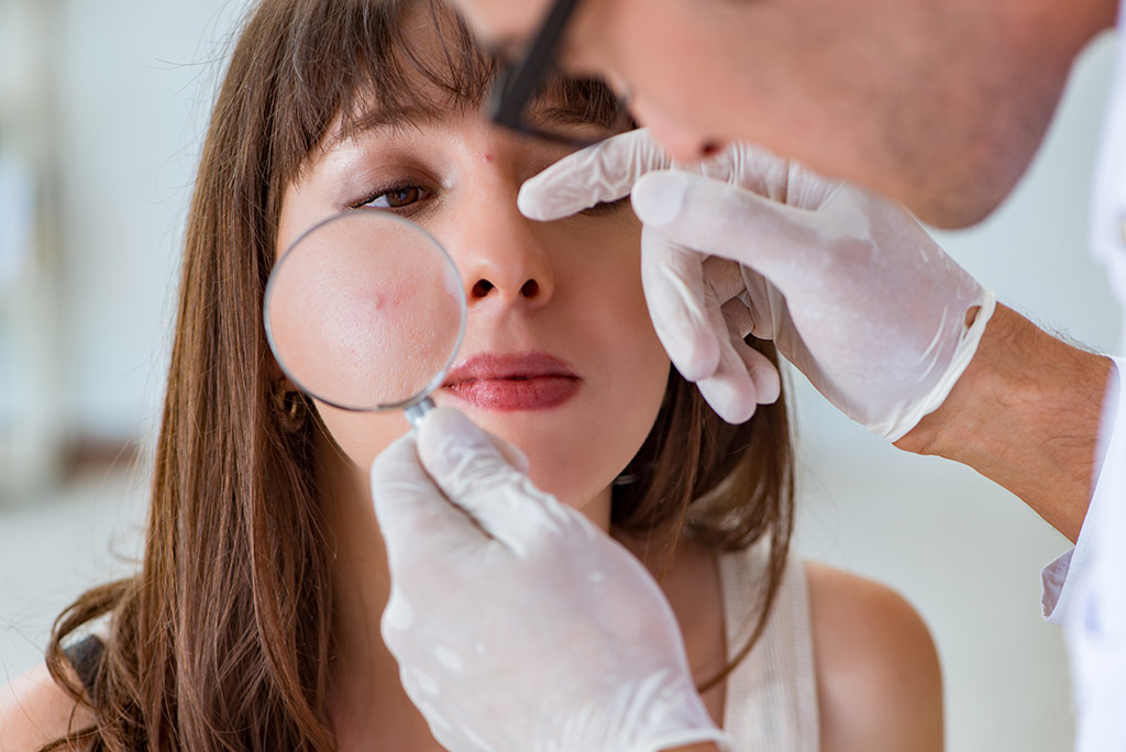 Dermatologist in JP Nagar examining acne